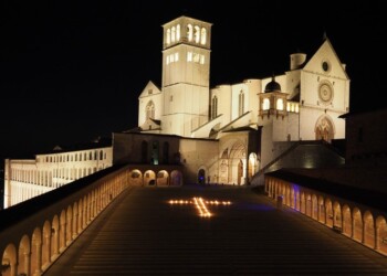 Croce di luce davanti a Basilica Assisi