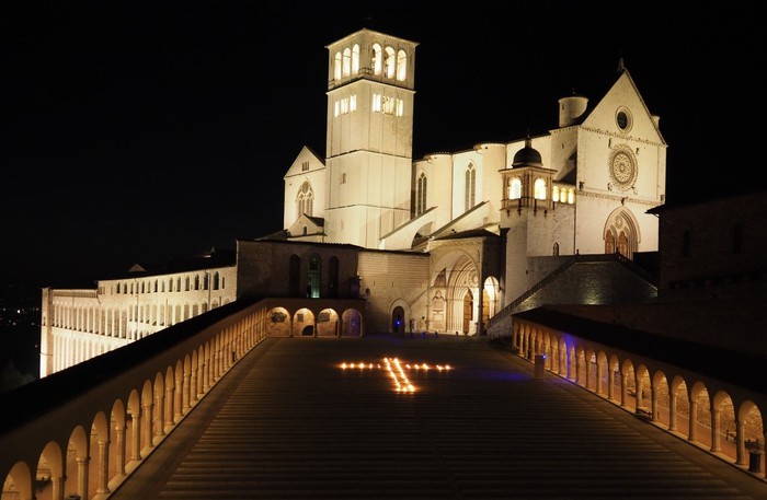 Croce di luce davanti a Basilica Assisi