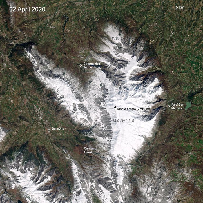 Dallo spazio la Majella innevata sembra un cuore di ghiaccio