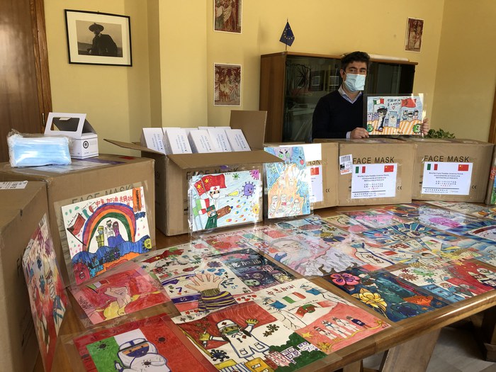 Disegni bimbi Wuhan a coetanei Sardegna