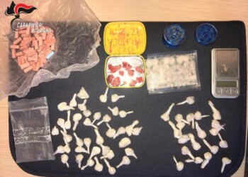 Ecstasy e francobolli Lsd in casa, arrestato