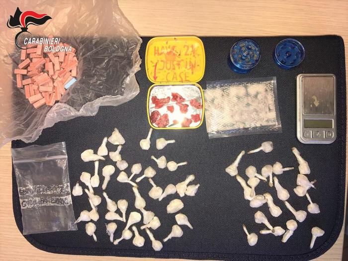 Ecstasy e francobolli Lsd in casa, arrestato