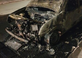 Incendio distrugge auto privata cc