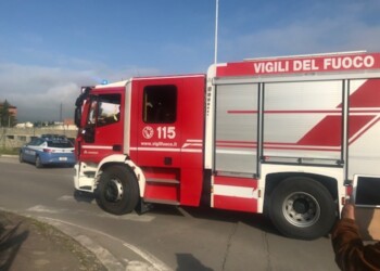 In fiamme nella notte un capannone di vernici a Masone