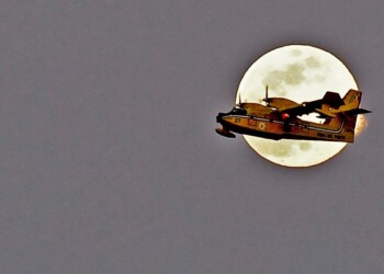 Incendio a Napoli, Canadair in volo