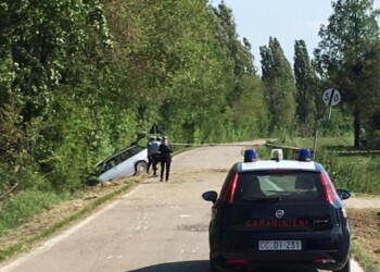 Incidenti stradali: Auto fuori strada nel Ferrarese, morto