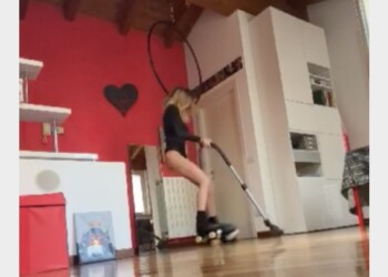 L’ex Velina Maddalena Corvaglia in sexy tutina e pattini passa l’aspirapolvere ma poi succede l’irreparabile