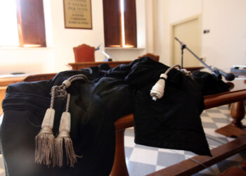 Maga si finge psicologa, denunciata