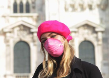 Mascherina rossa contro violenza donne