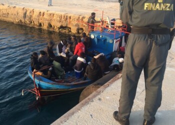 Migranti: in 100 sbarcano a Lampedusa