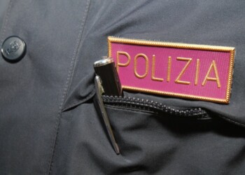 Minaccia moglie e agenti, arrestato