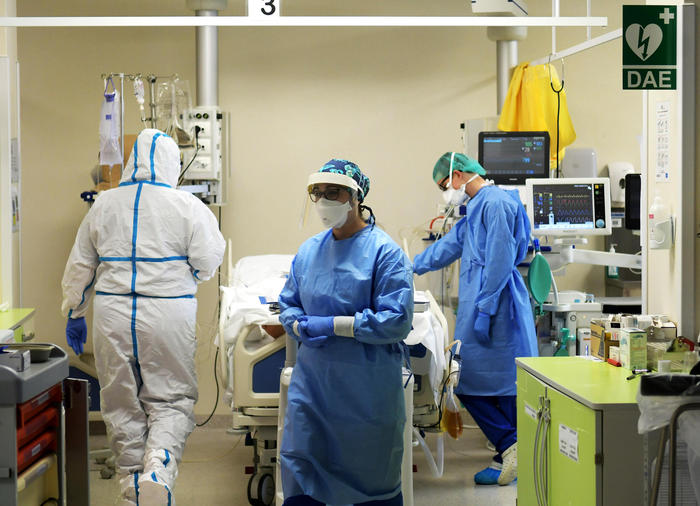 Morto dopo test negativo infetta reparto