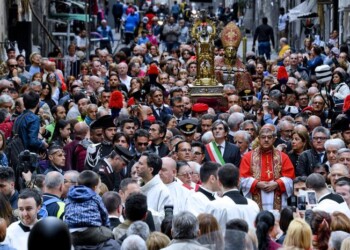 Napoli, verso stop processione S.Gennaro