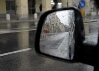 Passa tre volte davanti vigili, multato