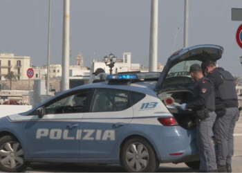 Picchiò compagna in strada a Bari, preso