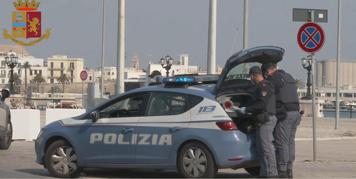 Picchiò compagna in strada a Bari, preso
