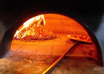 Pizzeria al completo coi ‘ritratti’ dei clienti