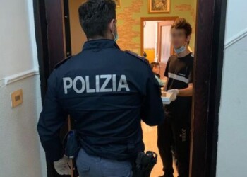 Polizia porta tablet a studenti