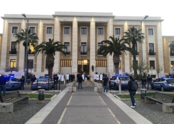 Polizia ‘suona’Silenzio davanti ospedale