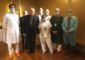 Prato, comunione distribuita da medici