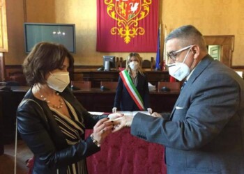 Primario sposo con la mascherina