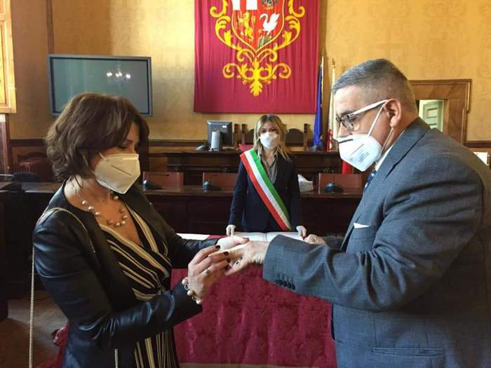 Primario sposo con la mascherina