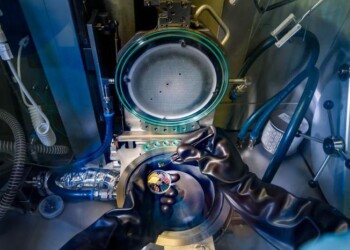 Pronto il silicio che emette luce, primo passo per chip del futuro