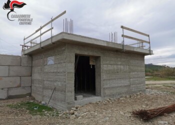 Sequestrato manufatto in area vincolata