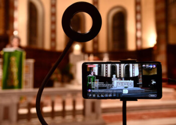 Settimana Santa fedeli in tv o YouTube