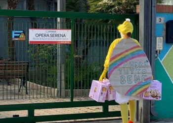 Si veste da pulcino,dona colombe a bimbi