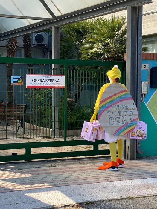 Si veste da pulcino,dona colombe a bimbi