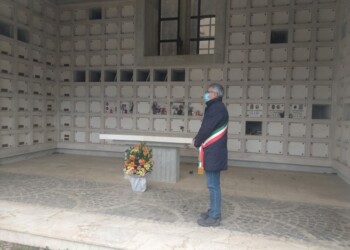 Sindaco Norcia depone fiori cimitero
