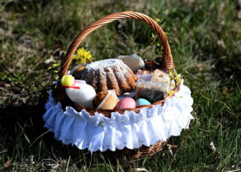 Tavole piccole per il pranzo di Pasqua