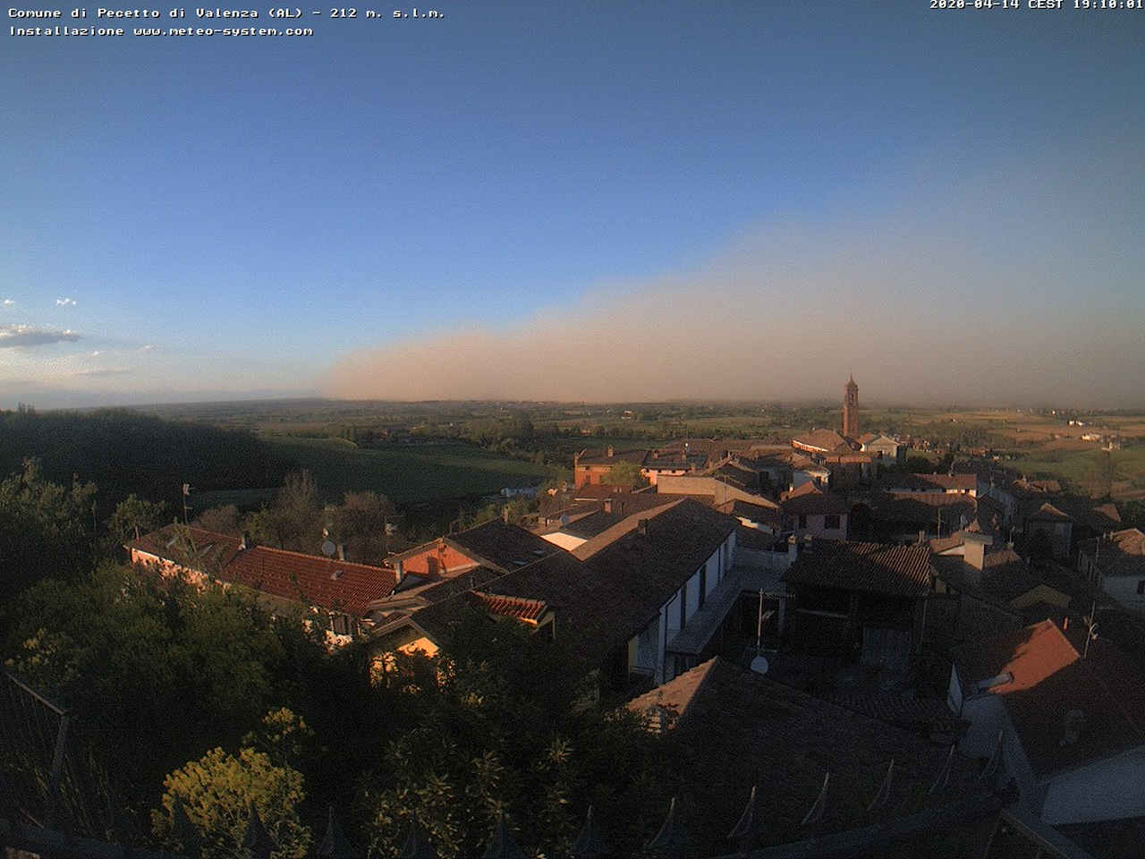 TEMPESTA di BORA solleva nube di polvere, evento meteo incredibile. VIDEO