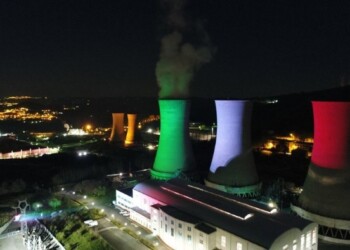 Tricolore su torri centrali geotermiche