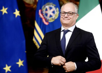 Un’altra imbarazzante giornata di governo, salvata dai due adulti all’Eurogruppo