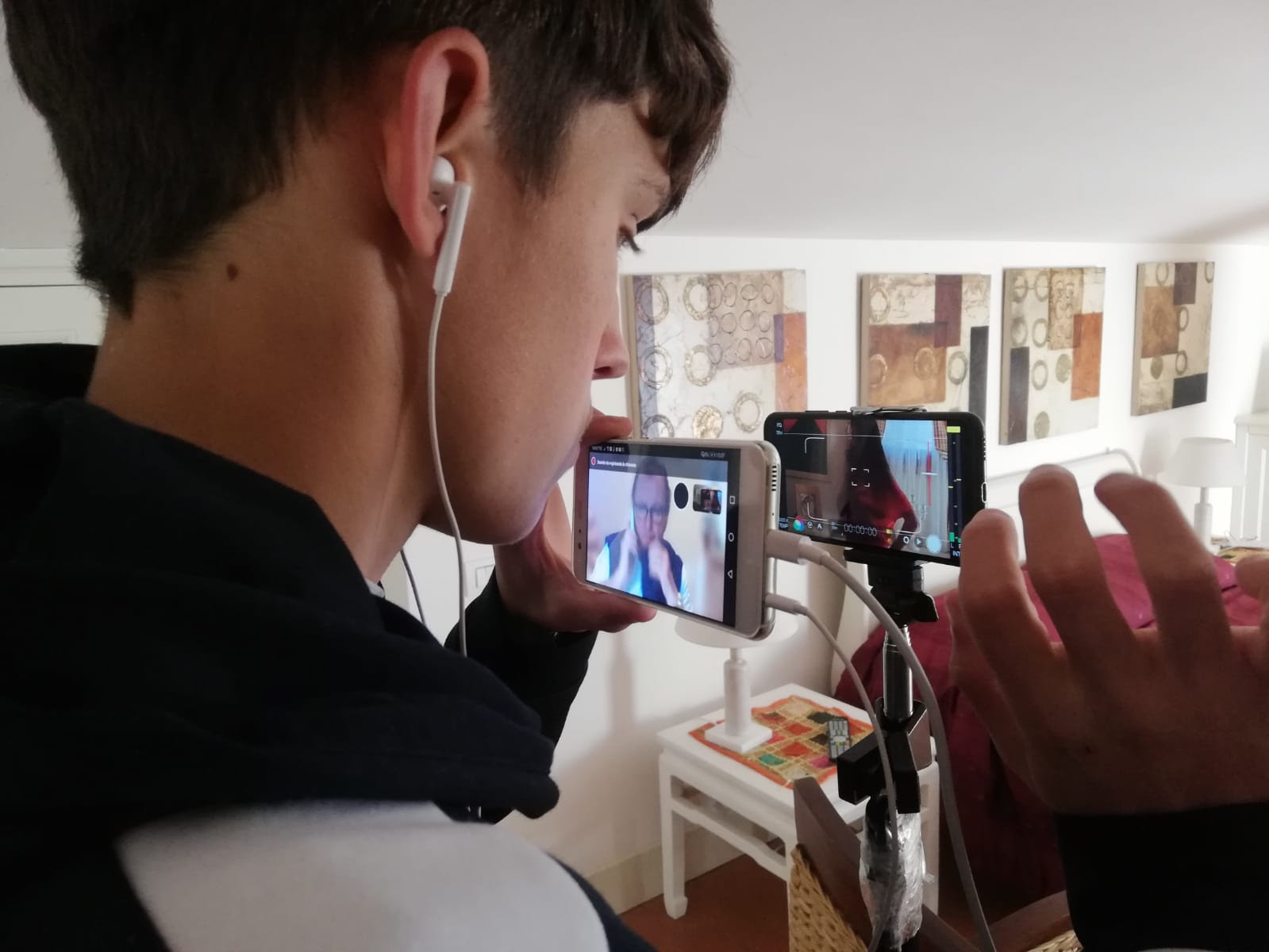 IL CINEMA NON SI FERMA > Il primo docufilm interamente realizzato in interni con telefonini e webcam