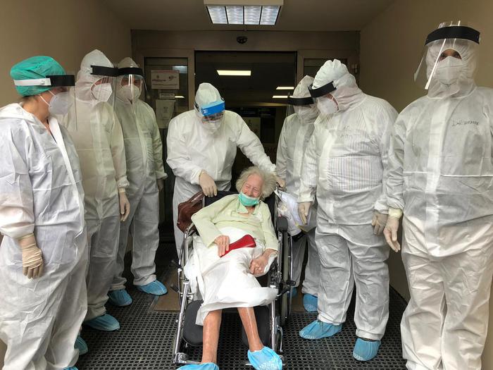 100 anni, dimessa da ‘Covid hospital’