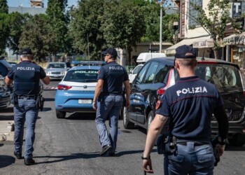 Poliziotto accoltellato a Roma, collega spara per difenderlo