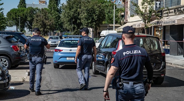 Poliziotto accoltellato a Roma, collega spara per difenderlo