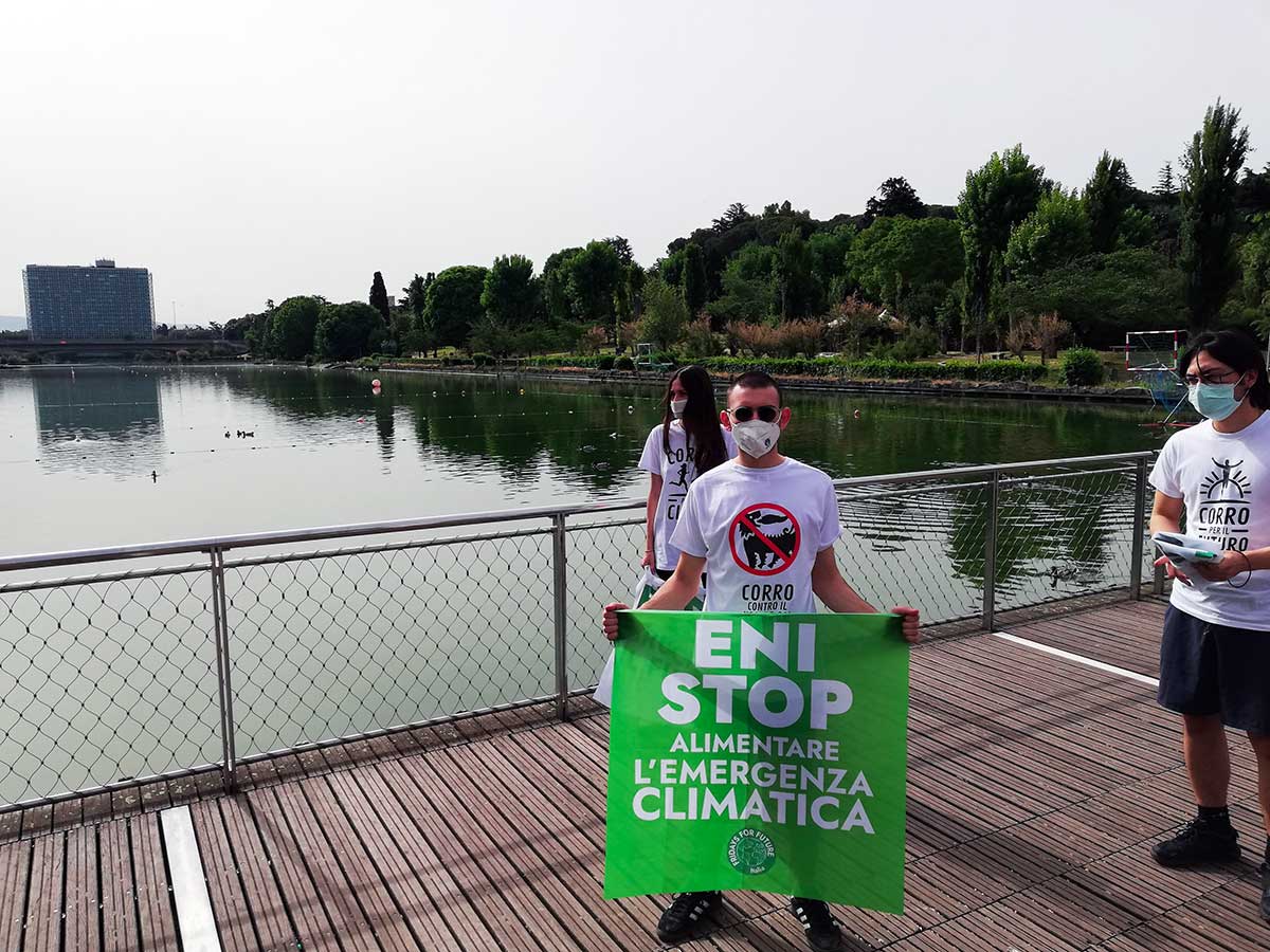 GREENPEACE E FRIDAYS FOR FUTURE IN AZIONE: «ENI È COLPEVOLE DI CRISI CLIMATICA»