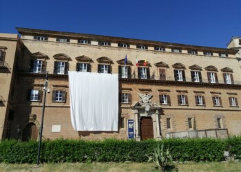Anniversario strage di Capaci, esposto lenzuolo bianco a Palazzo Reale