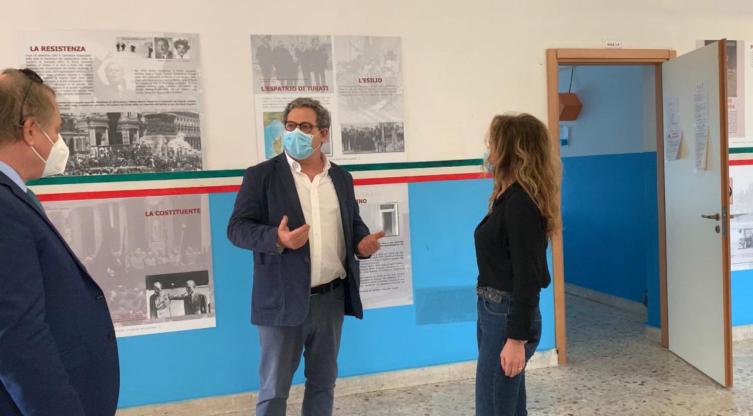 Miccichè visita la scuola Pertini, solidarietà alla preside  “Studenti, non sarete lasciati soli”