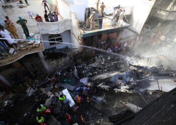 Aereo caduto, persone sotto macerie case