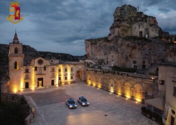 Anziano cerca compagnia, ma lo derubano: coppia arrestata