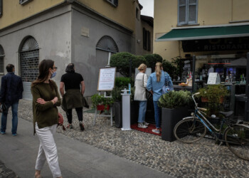 Aperitivo in tre fuori bar, multati