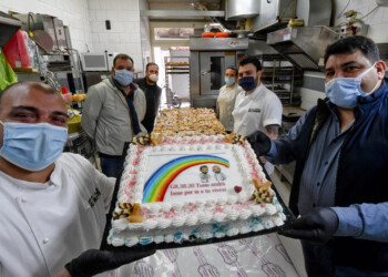 Apre pasticceria, dolci ai bisognosi