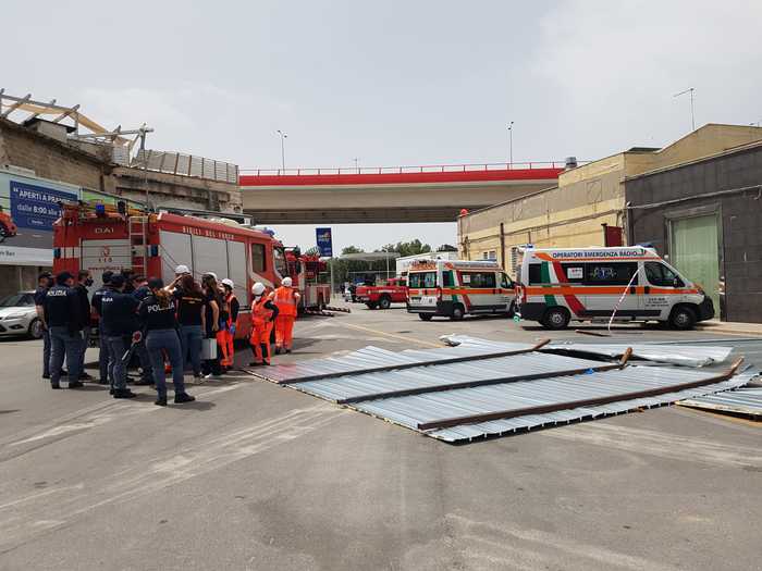 Bari,vento fa volare lamiera,donna muore
