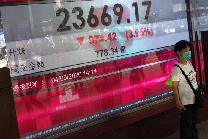 Borsa Hong Kong a -3,17% in apertura