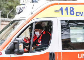 Cade da un traliccio, operaio in gravi condizioni a Thiesi